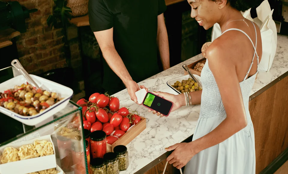 A person making a purchase using their Wise digital card through Apple Pay