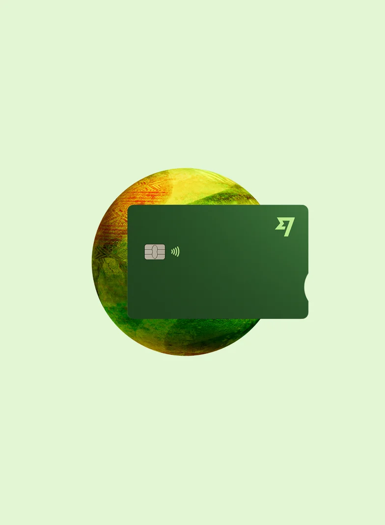 Tarjeta de débito verde con el logotipo Wise sobre un globo terráqueo abstracto de colores sobre un fondo verde claro.