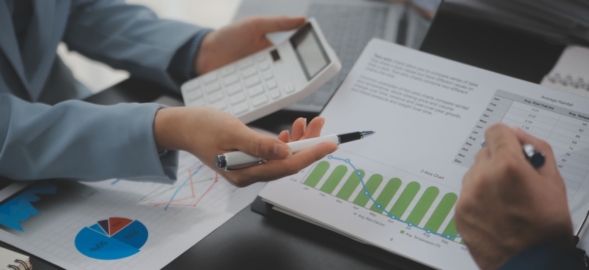 financial-advisor-showing-graphs-and-calculations-to-clients