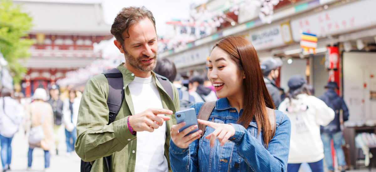 tourists-in-japan-using-phone