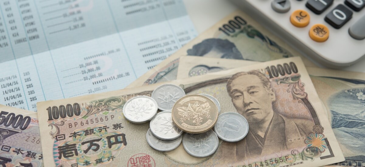 Japanese yen coins and bank notes