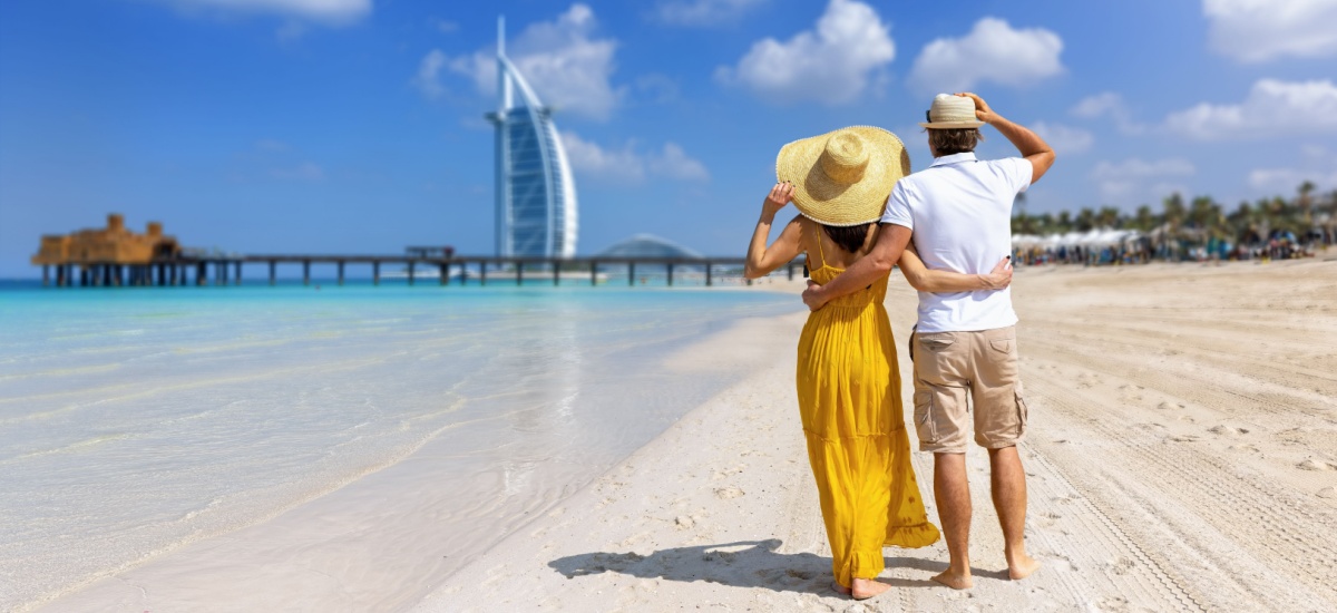 tourists-on-beach-in-dubai