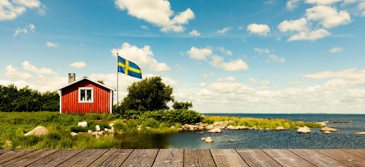 red-swedish-summer-house-by-water
