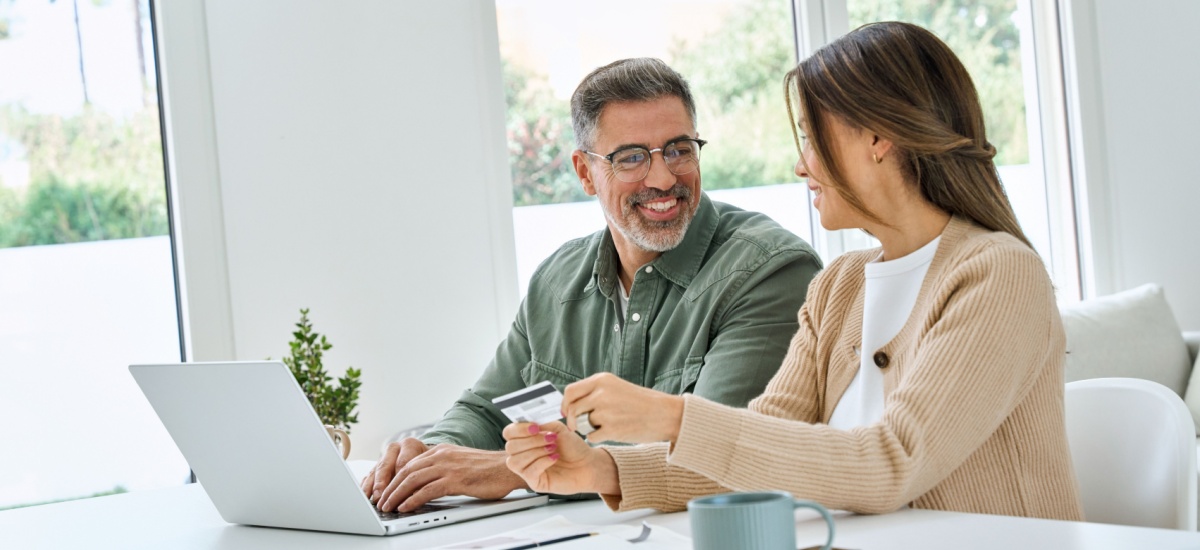 couple-on-laptop-smiling