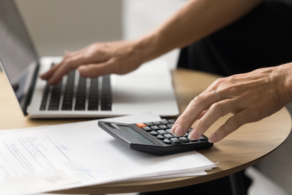 スイスに移住した時に費用を確認している画像