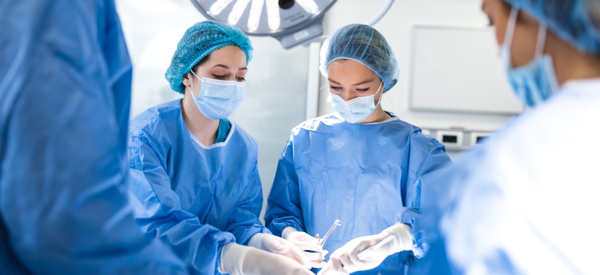 doctors-and-nurses-in-the-operating-room