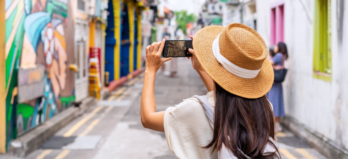 young-tourist-taking-a-photo-in-haji-lane-singapore