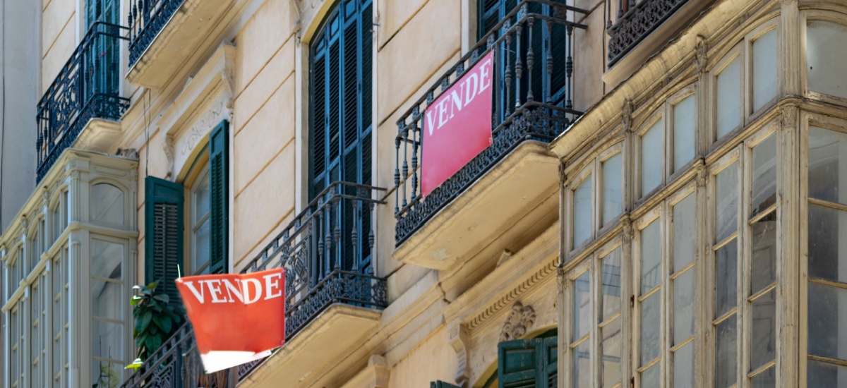 for-sale-signs-in-spanish-on-apartment-building
