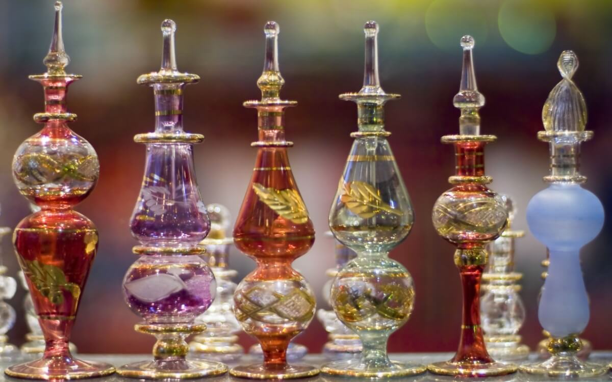 egyptian-perfume-bottles-in-the-market