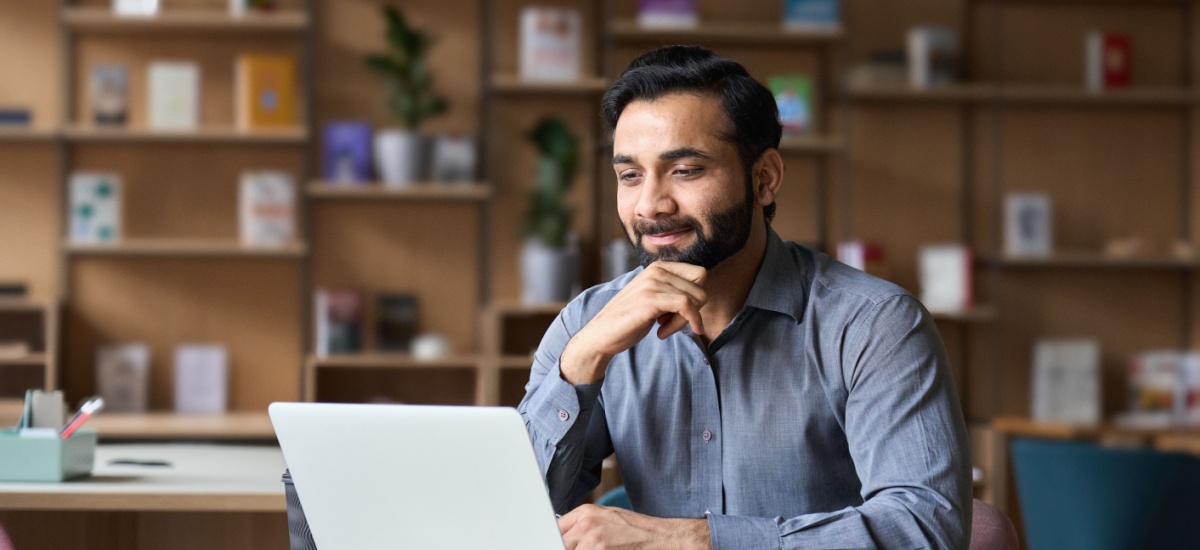 man-smiling-laptop