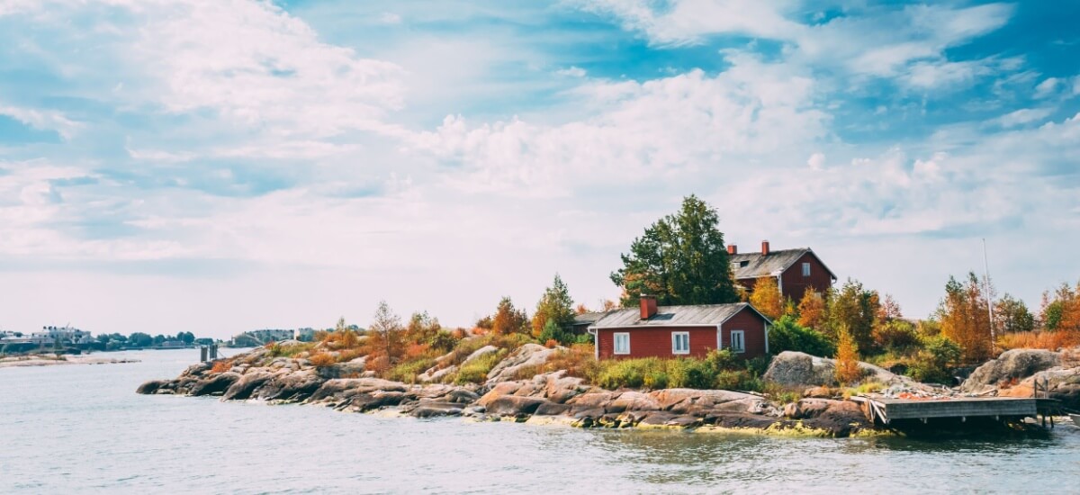 Traditionelle rote Häuser auf einer Insel in Finnland