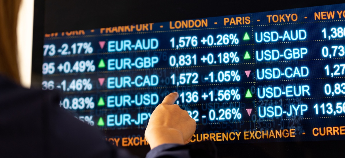 display-showing-eur-currency-exchange-rates