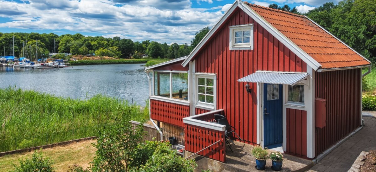 red-swedish-house-overlooking-a-lake