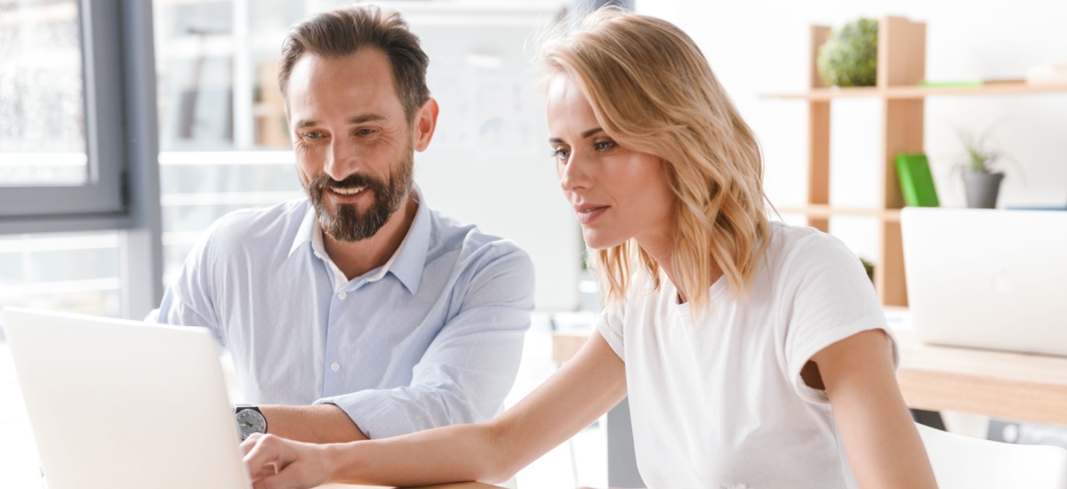 couple-on-computer