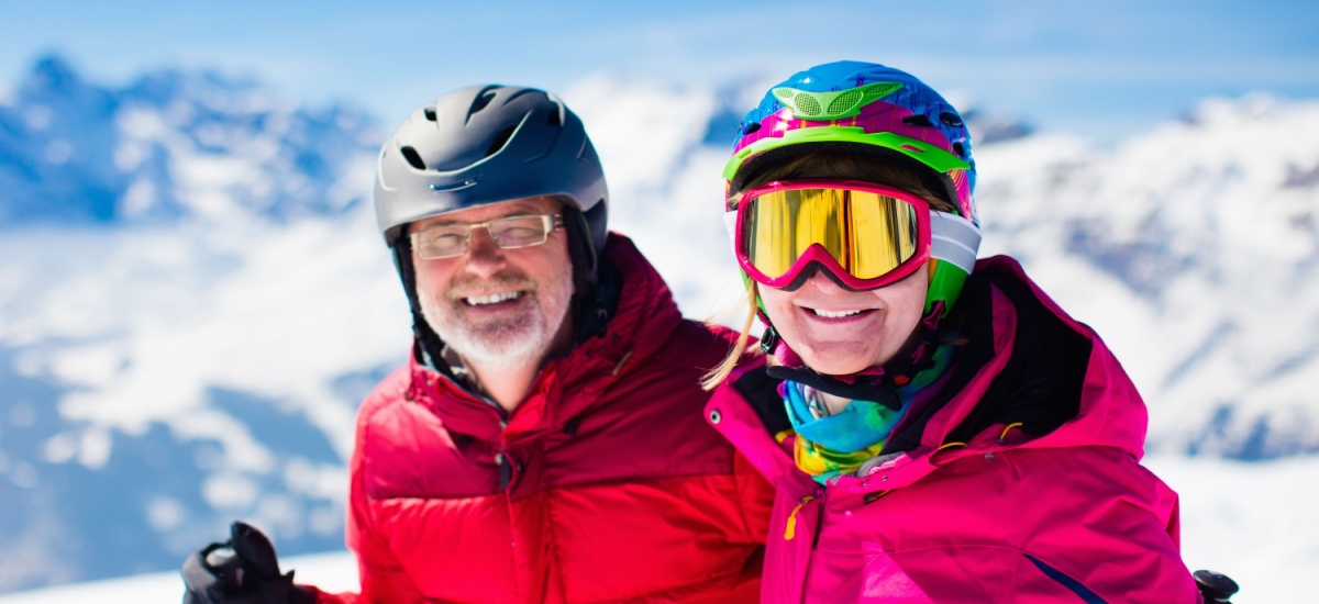 happy-couple-skiing-in-the-alps-mountains