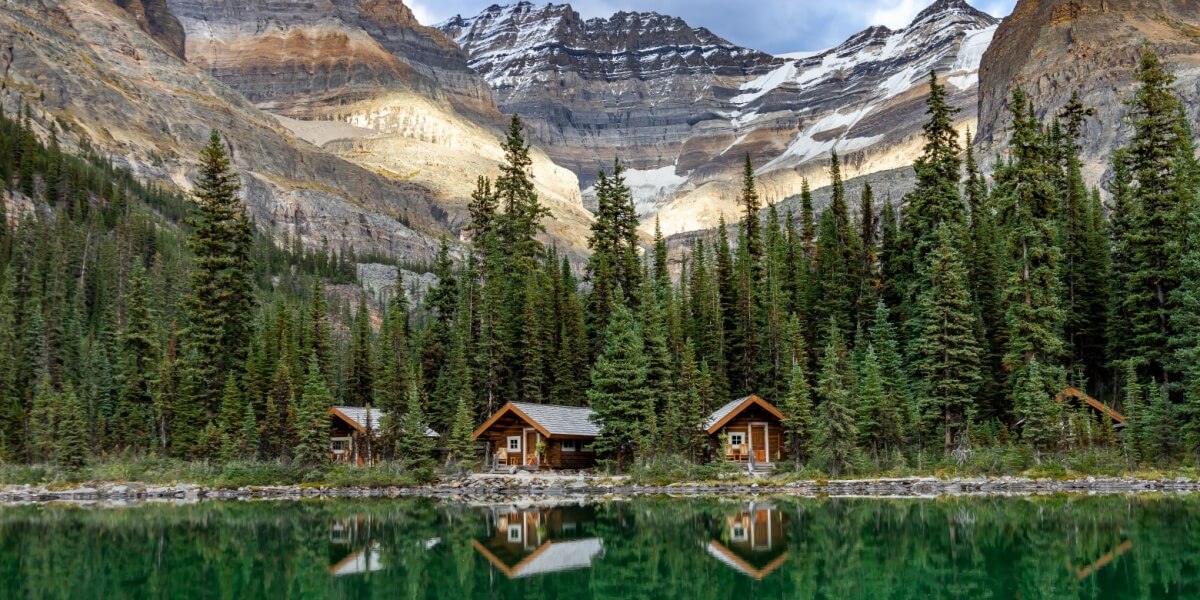 Traditionelle kanadische Holzhäuser an einem Seeufer