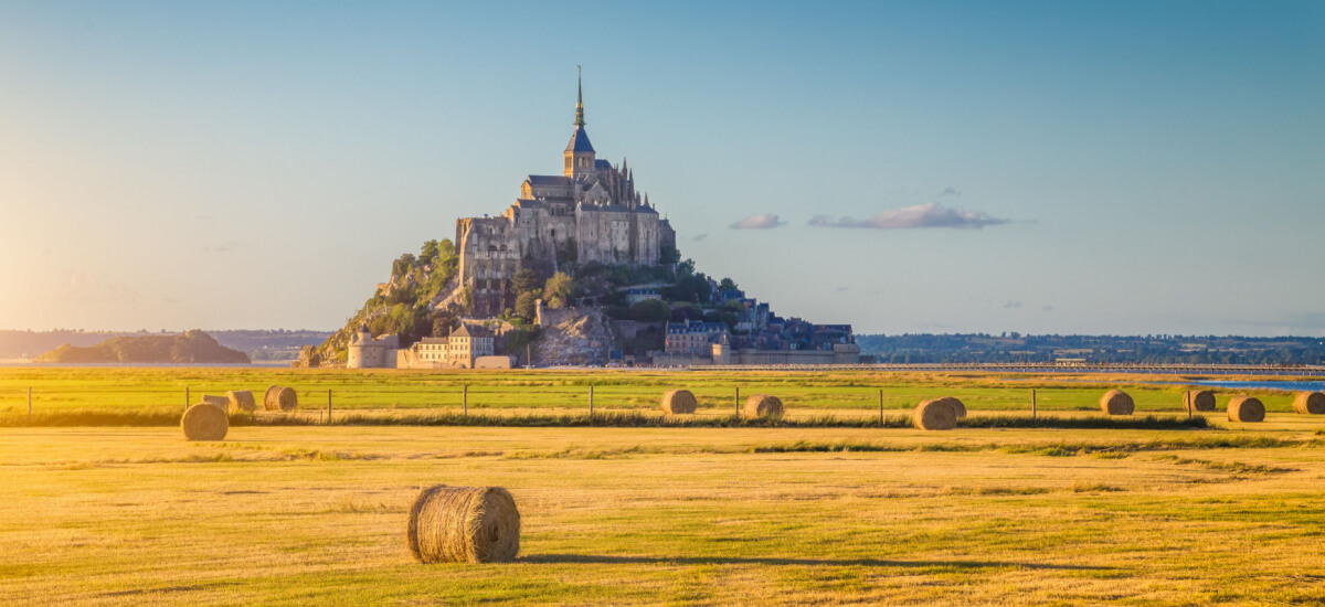 normandy-le-mont-saint-michel-tidal-island-with-hay-bales