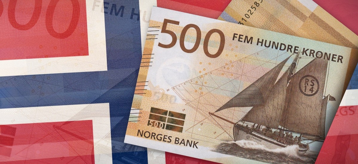 Norwegian kroner bank notes with an Norwegian flag