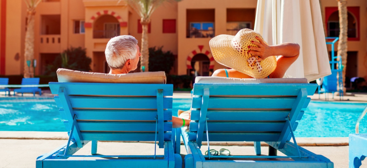 retired-couple-relaxing-at-the-pool-in-the-us-florida