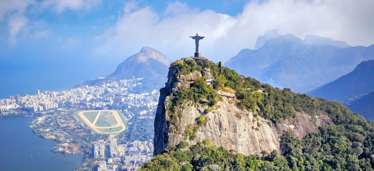 Luftaufnahme der Christus-Statue und Skyline von Rio de Janeiro