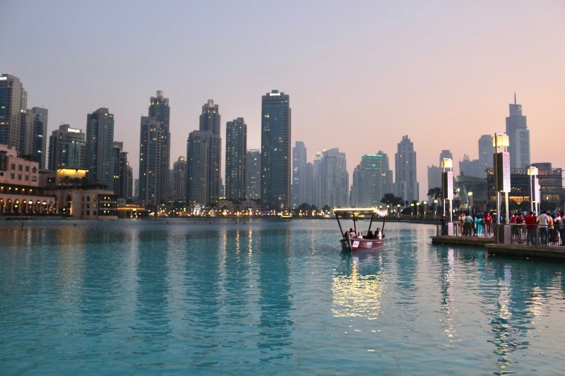 Skyline van Dubai met water