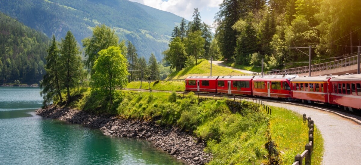 red-swiss-train-next-to-a-lake