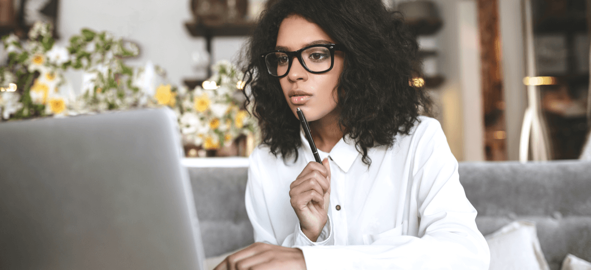 Business-woman-focusing-on-laptop