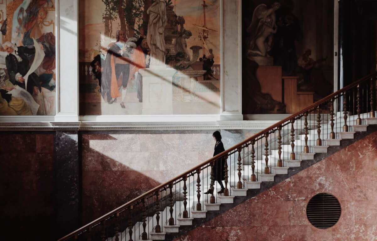 kobieta-na-schodach-w-muzeum-sztokholm