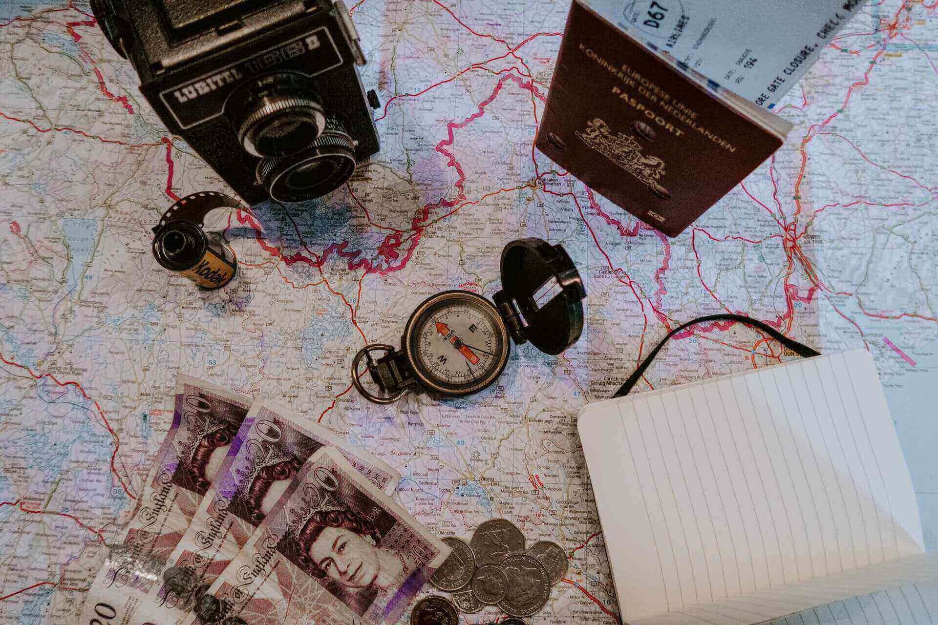 kompas-paszport-aparat-funty-na-mapie