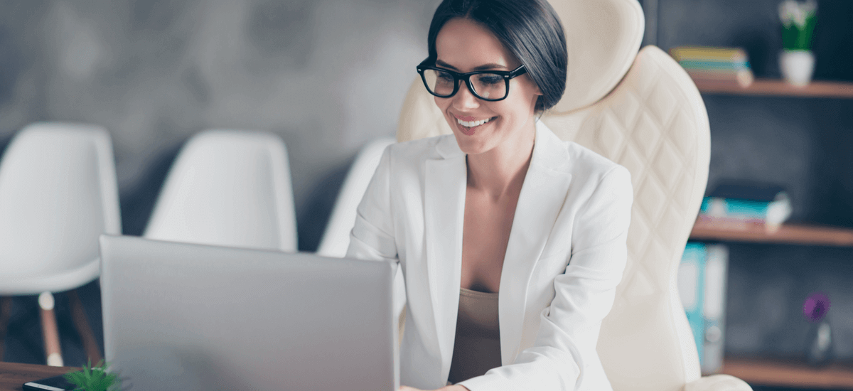 business-woman-with-laptop-smiling