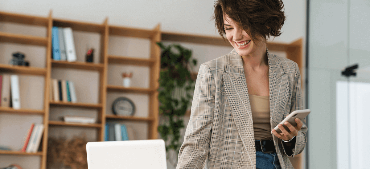 happy-business-woman-with-laptop