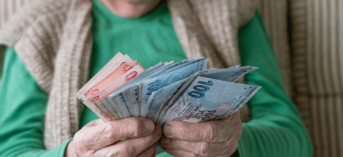 lira geldscheine in der hand einer rentnerin