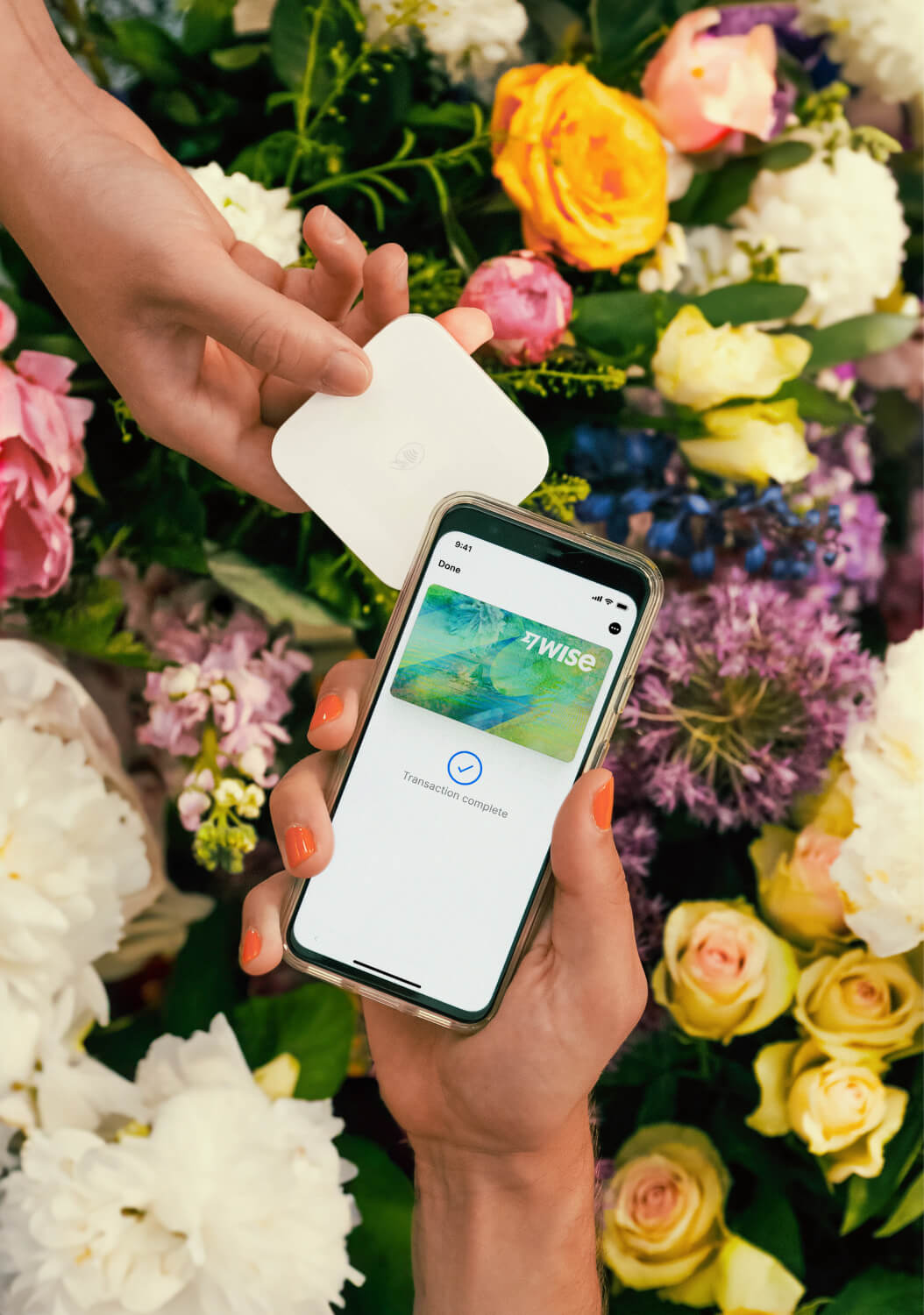 Una persona paga en una floristería. Usa su tarjeta digital Wise en su teléfono.