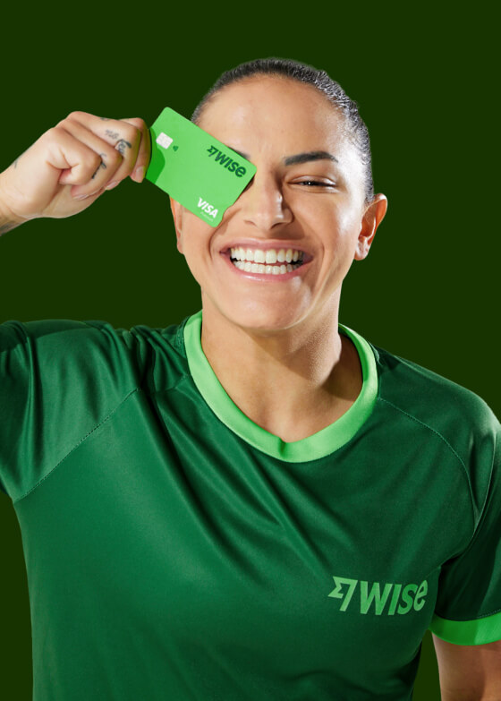A jogadora da Seleção Brasileira de Futebol, Debinha, segurando um cartão da Wise